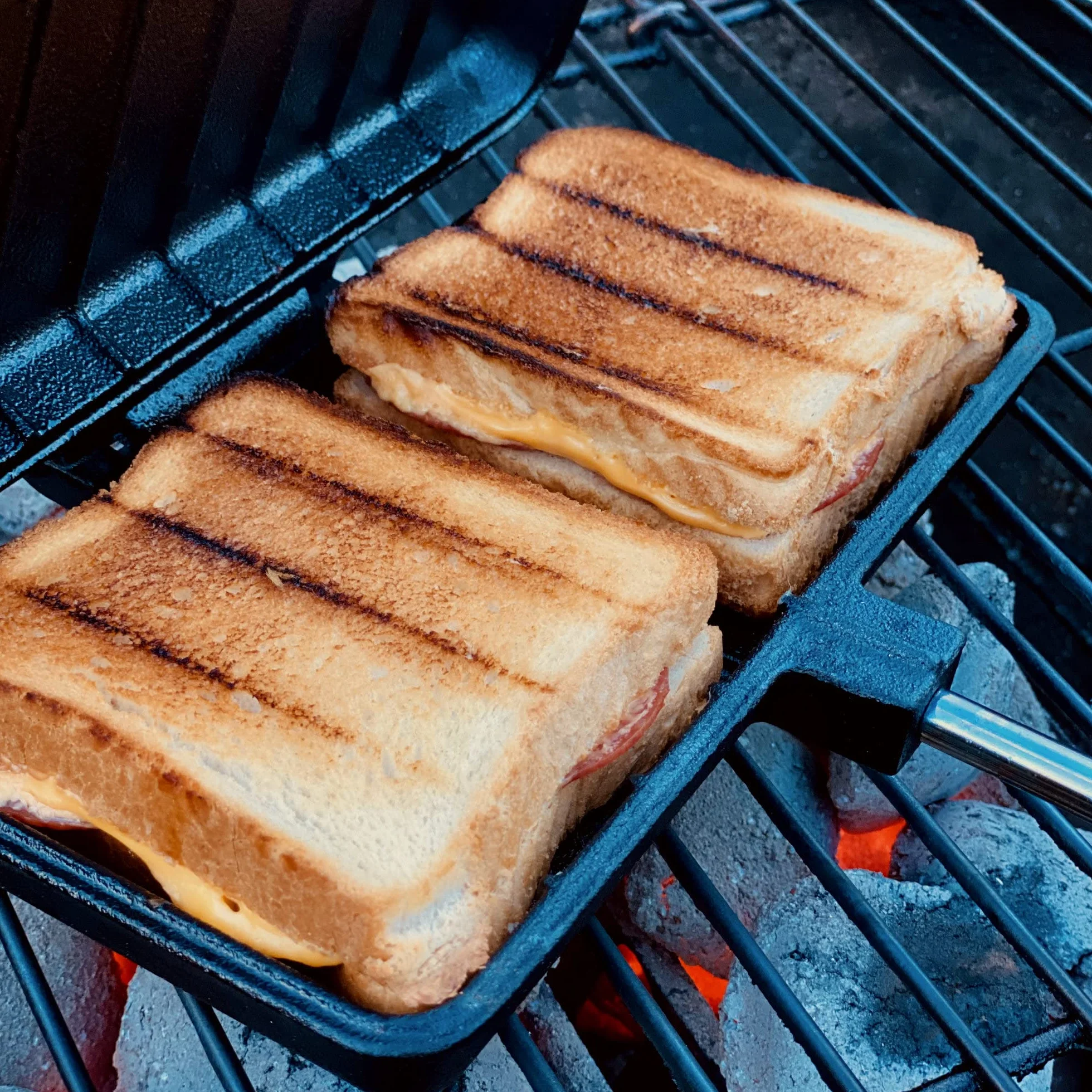BBQ-Toro Żeliwo do kanapek z torbą transportową, gofrownica z żeliwa, prostokątna, długa rączka, już wypalona, do grilla, na zewnątrz i na otwartym ogniu