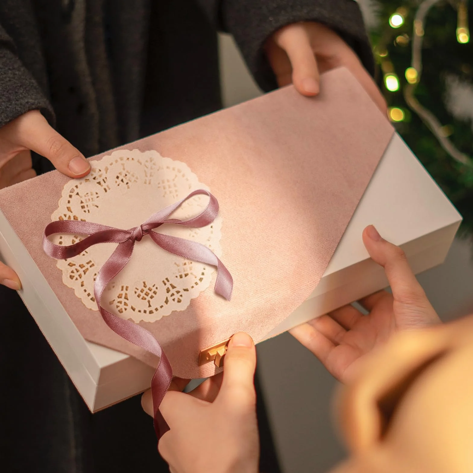 Koronkowe podkładki papierowe 9 cm białe jednorazowe do kontaktu z żywnością 100 sztuk