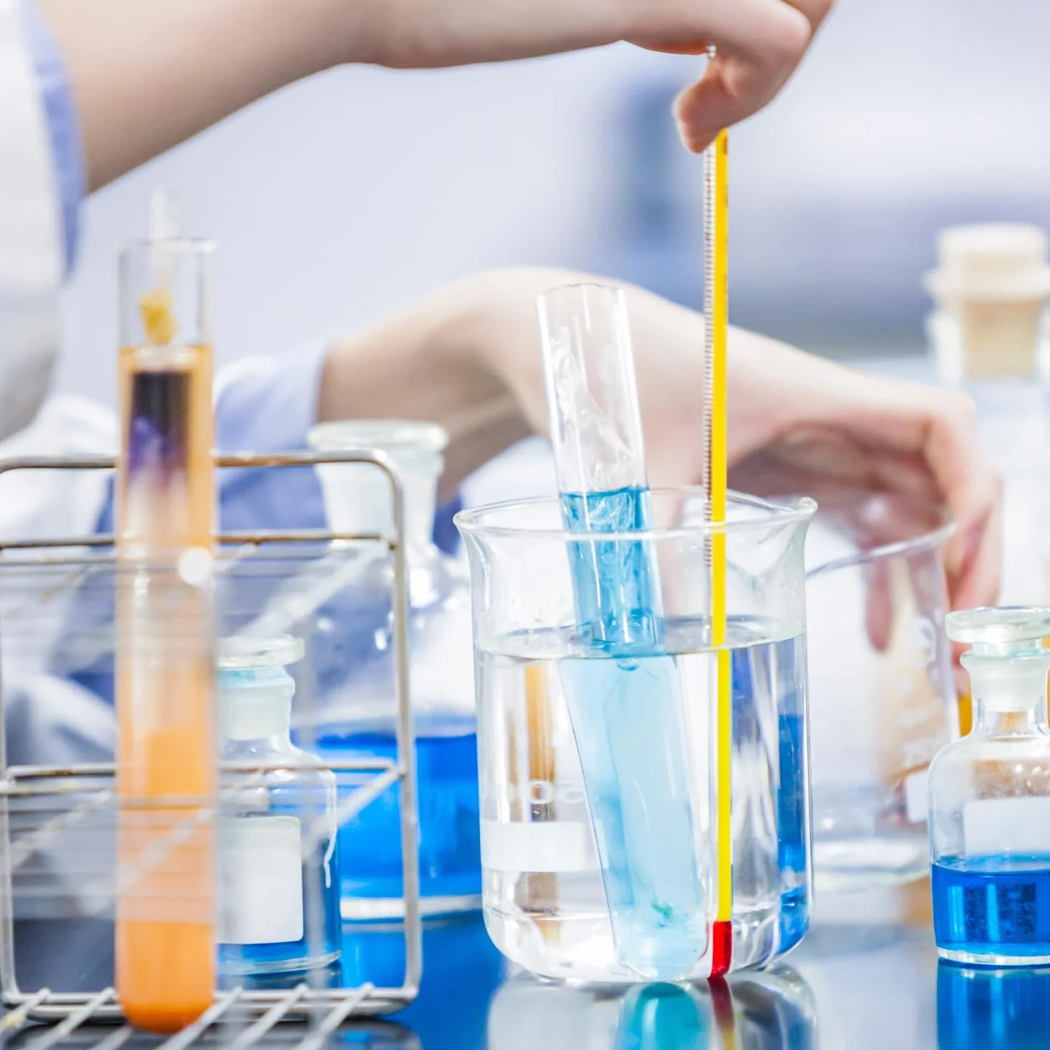 QWORK Becher zestaw 4 miarek 25-200 ml szkło borokrzemowe 3.3 laboratorium