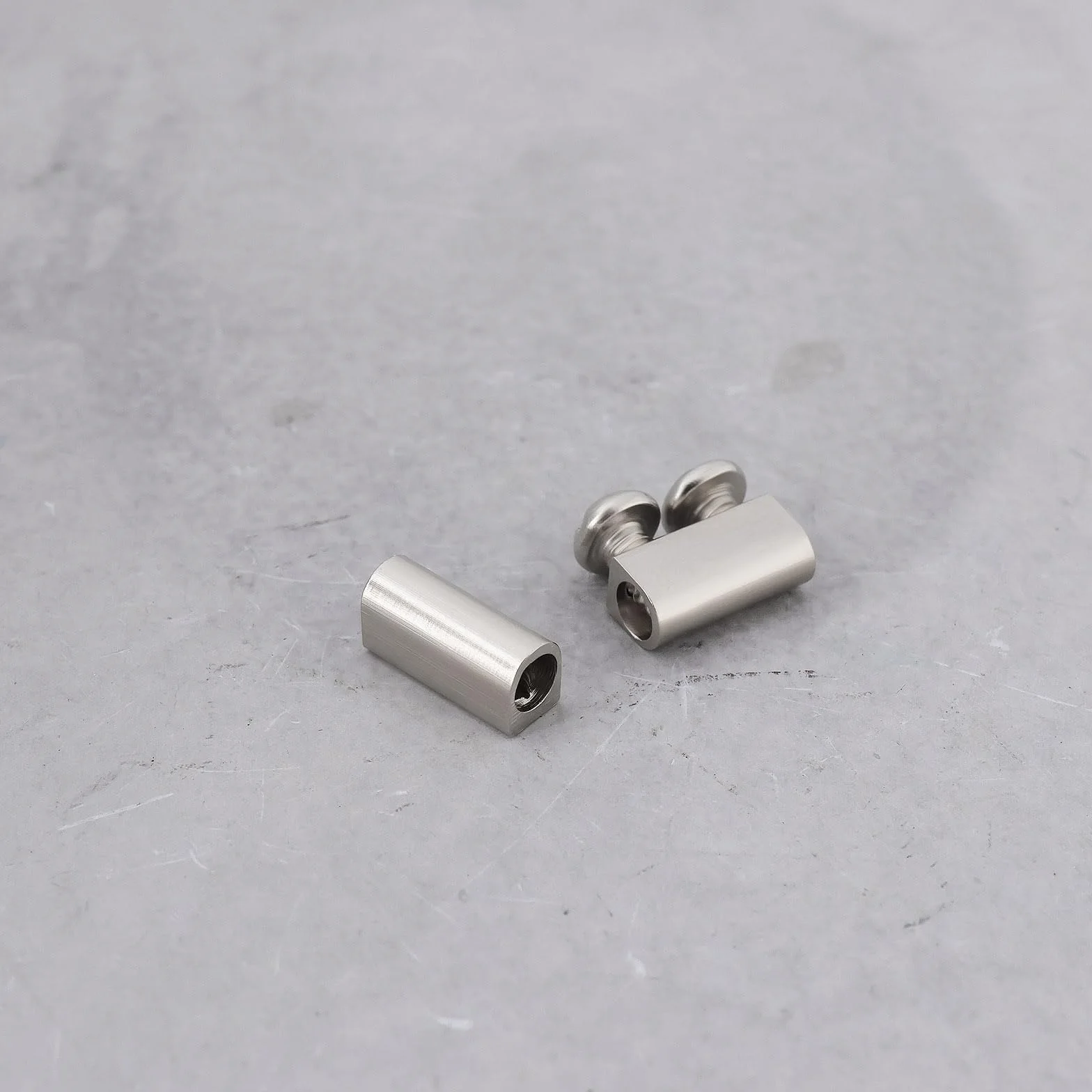 Zaciski do lin stalowych M3 z podwójnym otworem, 10 x 5 mm, stalowe klipsy z nakrętką zaciskową, odpowiednie do zacisków linowych 3,0 mm, srebrne