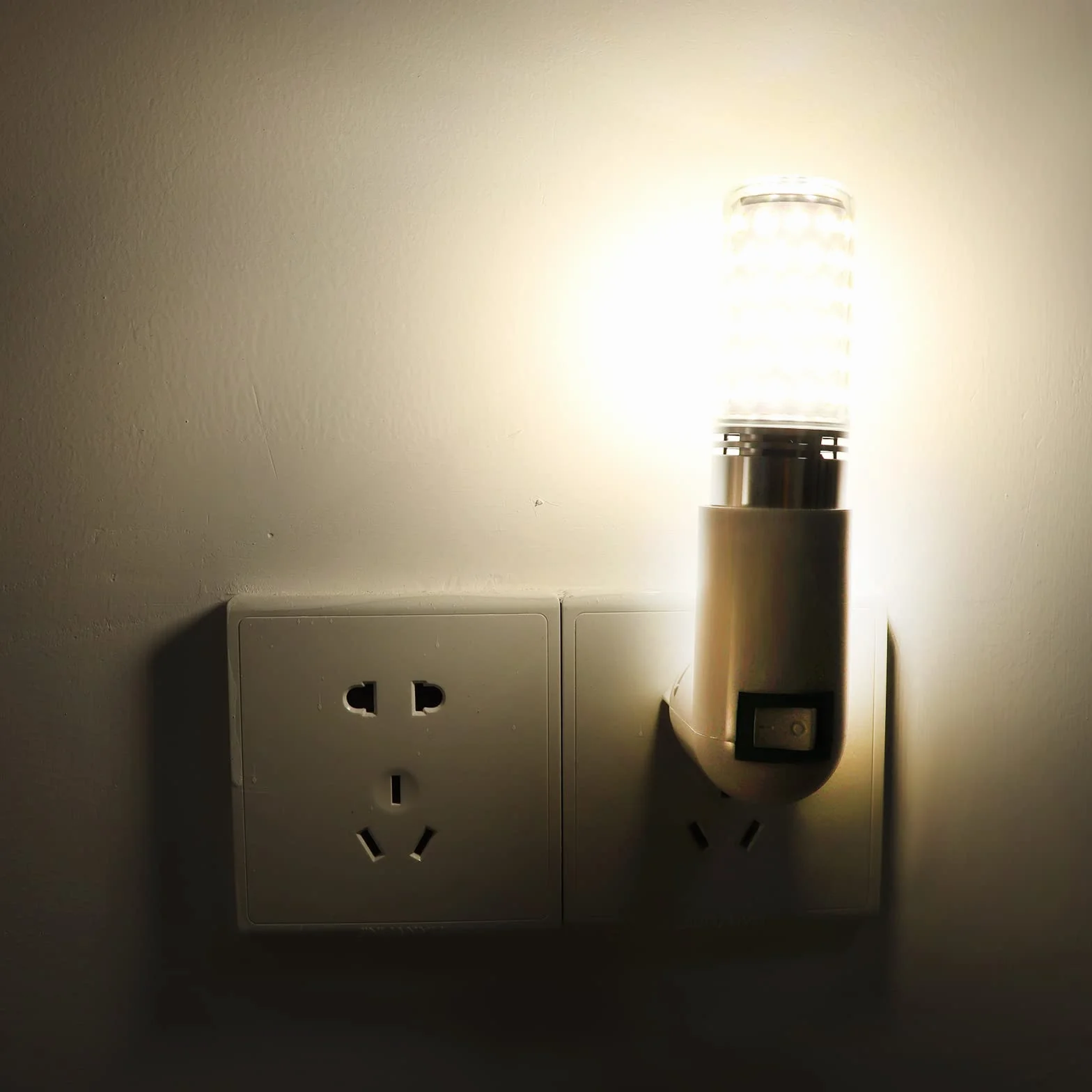 Akynite Oprawka E27 z Przełącznikiem do Żarówek LED - Bez Kabla, AC 230V, Krótka do Kuchni, Ścienna, Garaż, Adapter E27, 4 Sztuki