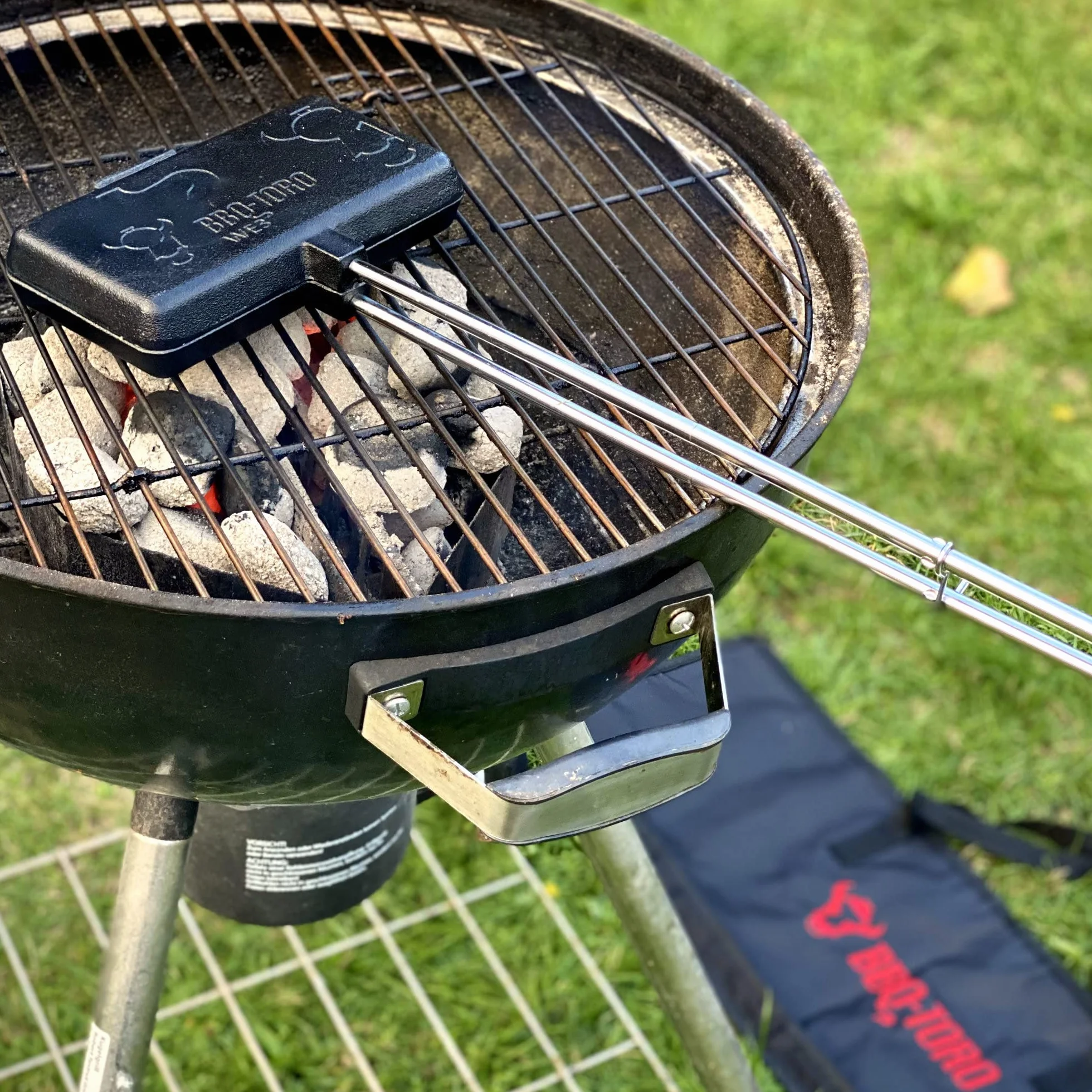 BBQ-Toro Żeliwo do kanapek z torbą transportową, gofrownica z żeliwa, prostokątna, długa rączka, już wypalona, do grilla, na zewnątrz i na otwartym ogniu