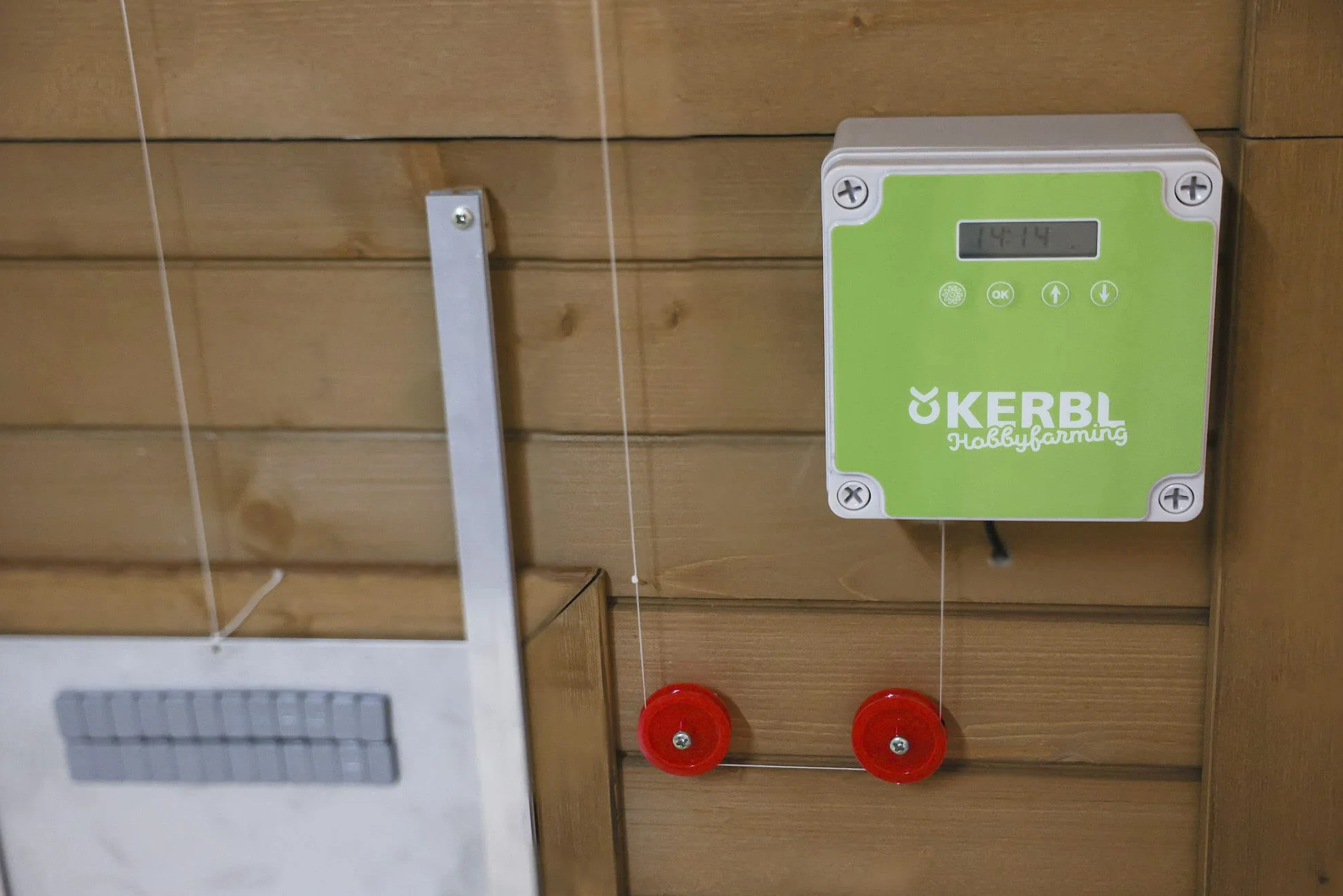 Kerbl Hobbyfarming Automatyczna kontrola drzwi dla kurczaków, sterowanie klapą dla kurczaków, plastik, z czujnikiem światła, 3-letnia gwarancja