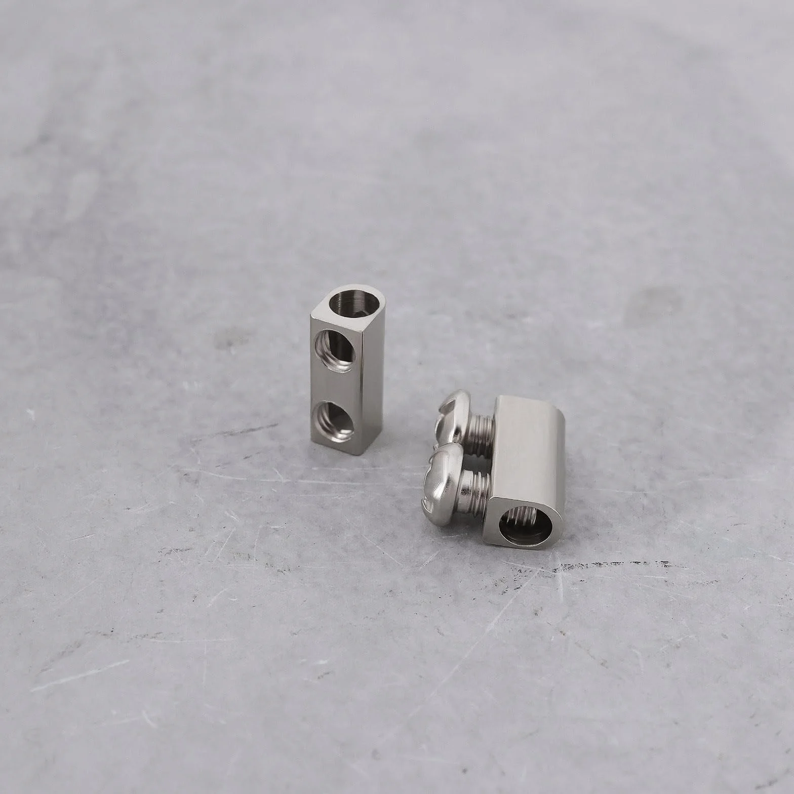 Zaciski do lin stalowych M3 z podwójnym otworem, 10 x 5 mm, stalowe klipsy z nakrętką zaciskową, odpowiednie do zacisków linowych 3,0 mm, srebrne